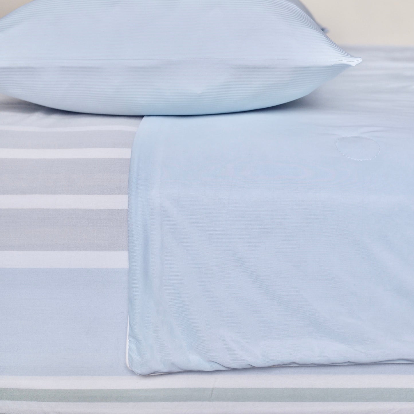 Cooling comforter, cooling blanket for hot sleeper